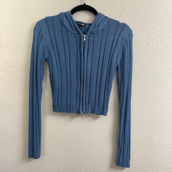 BIN#5 - FASHION NOVA Women’s Small Hooded Cropped Sweater - Picture 4 of 14